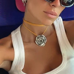 Rose - Silver Medallion -Fashion Clothing Store CapturadePantalla2023 05 23ala s 11.25.09