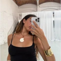 Moon Shell Medallion -Fashion Clothing Store Frame 5dbc4773 dd65 41d9 9089 a6a04e2d1166